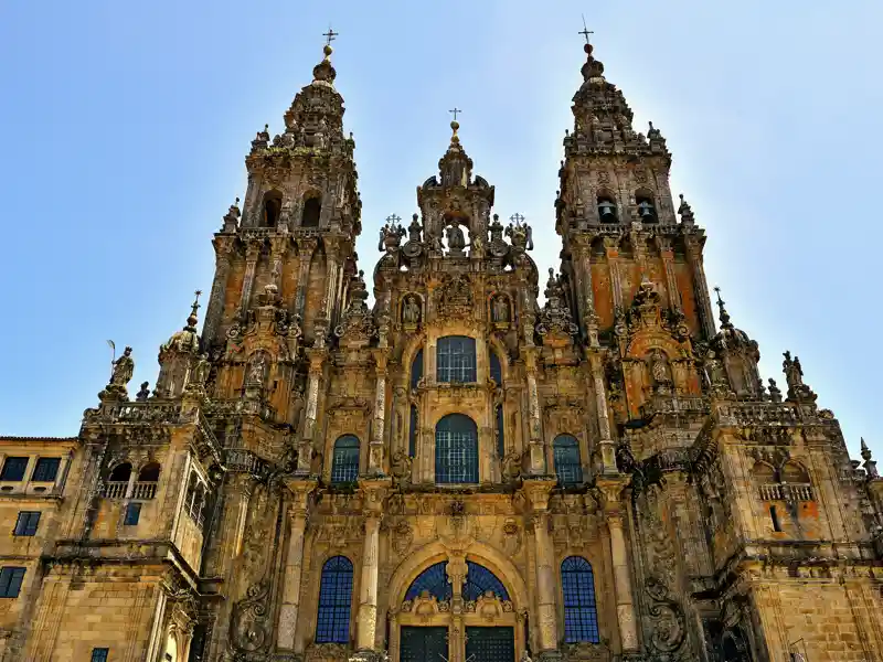 Das Sehnsuchtsziel vieler Pilger: die Kathedrale von Santiago de Compostela (UNESCO-Weltkulturerbe). Mit etwas Glück erleben wir auf unserer Studiosus-Reise beim Besuch der Pilgermesse, wie das tonnenschwere Weihrauchfass Botafumeiro durch das Kirchenschiff saust.