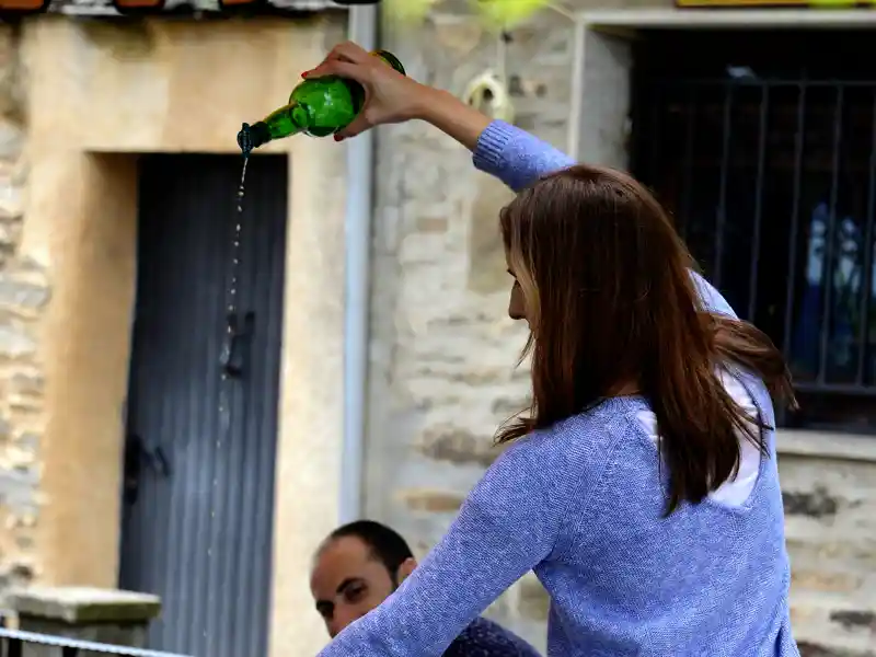 Sidra, der herb-fruchtige Apfelwein Asturiens, muss mit Schwung im hohen Bogen eingeschenkt werden. Nur eines der vielen kulinarischen Erlebnisse auf der Studiosus-Reise durch den grünen Norden Spaniens.