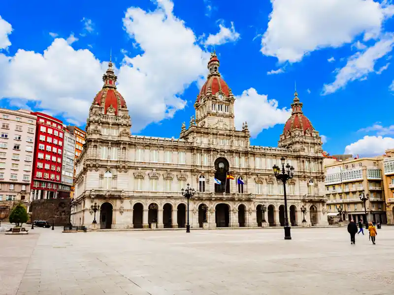 Seit einem Facelift strahlt A Coruna, die "Stadt aus Glas", mit ihren Glasveranden wieder ohne Sorgenfalten. Auf unserer Studiosus-Reise widmen wir uns der Architekturikone der Stadt, dem Museum Domus, und erklimmen den einzigen Leuchtturm der Antike, der noch in Betrieb ist.