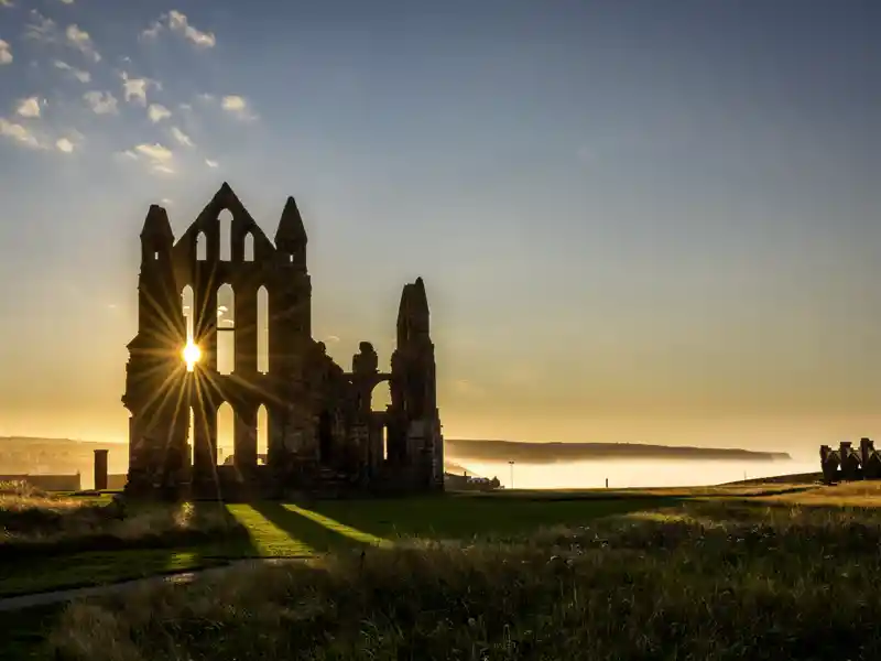 Auf unserer Rundreise durch Nordengland mit Lake District sehen Sie unter anderem die geheimnisvolle Ruine von Whitby Abbey.