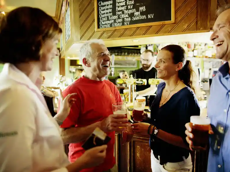 Auf unserer gemütlichen Studiosus-Busreise durch Südengland darf ein Besuch in einem englischen Pub nicht fehlen, wo wir uns über unsere Reiseeindrücke austauschen.