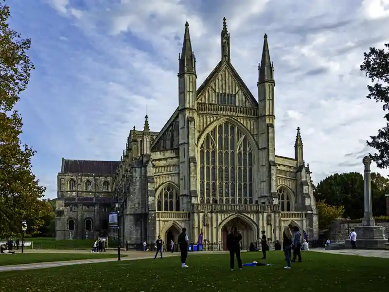 Auf unserer Studienreise durch Südengland machen wir halt in Winchester und sehen u. a. die beeindruckende Kathedrale der Sadt.