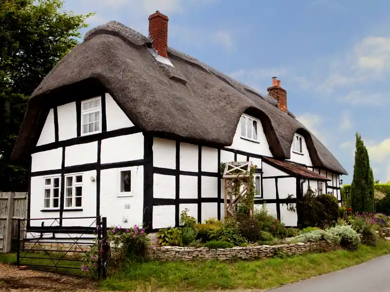 Auf unserer Busreise durch Südengland begegnen uns immer wieder die schönen alten Cottages.