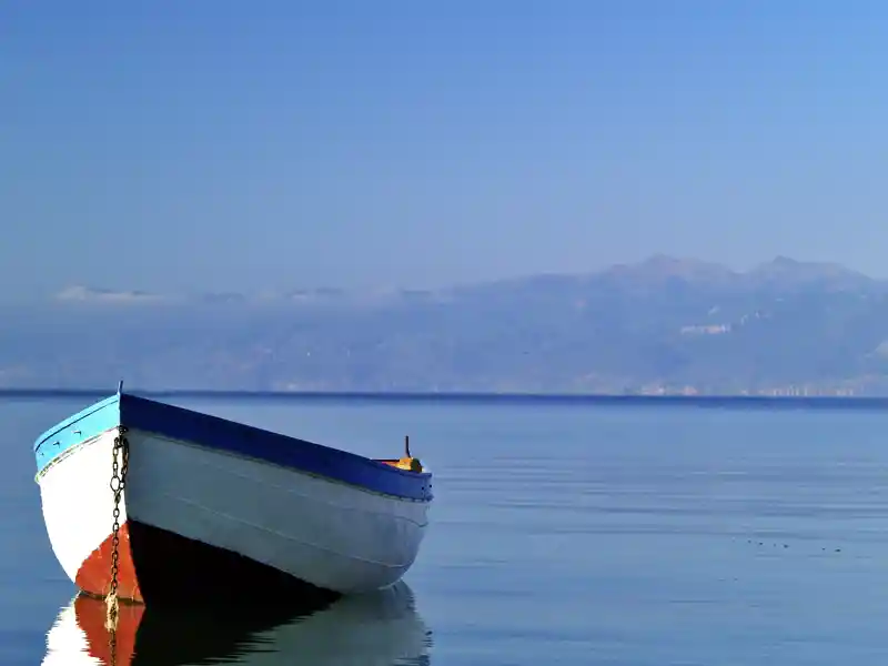 Der Ohrid-See schimmert je nach Tageszeit in den verschiedensten Blautönen. Zu entdecken auf unserer Studienreise durch Albanien und Nordmazedonien!