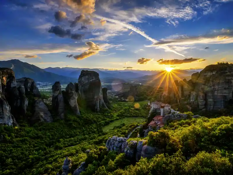 Wir sind beeindruckt: Die Meteoraklöster thronen auf bizarren Felsen in wilder Landschaft - UNESCO-Welterbe und eines der Highlights unserer Reise durch Albanien und Nordgriechenland.