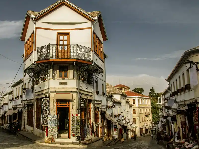 Warum Gjirokastra (UNESCO-Welterbe) die "Stadt der Steine" genannt wird, ist beim Rundgang durch die Altstadt schnell ersichtlich. Wir entdecken die malerische südalbanische Stadt aus osmanischer Zeit auf unserer Studienreise.