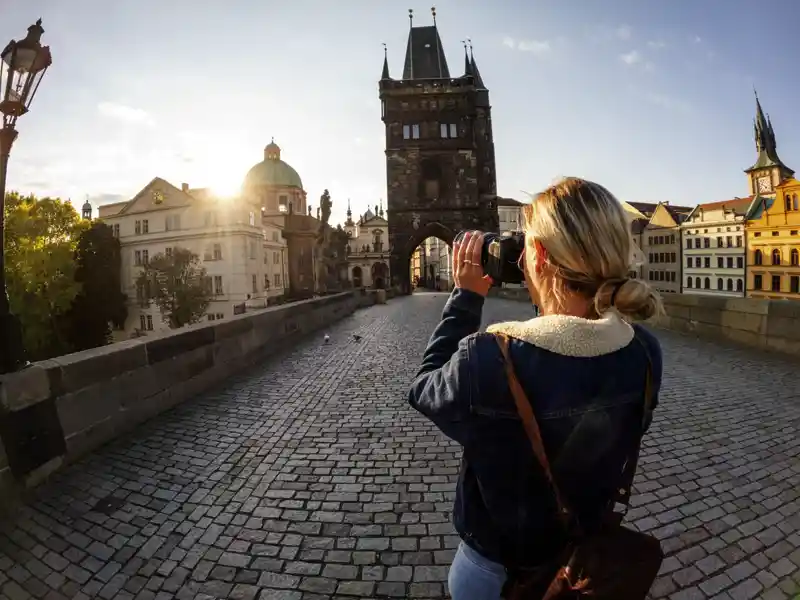 Fotografen können auf unserer zwölftägigen Studienreise durch Schlesien, Böhmen und Mähren in Prag viele schöne Motive finden, ganz besonders am Morgen, wenn es, wie hier auf der Karlsbrücke, noch ruhig ist.