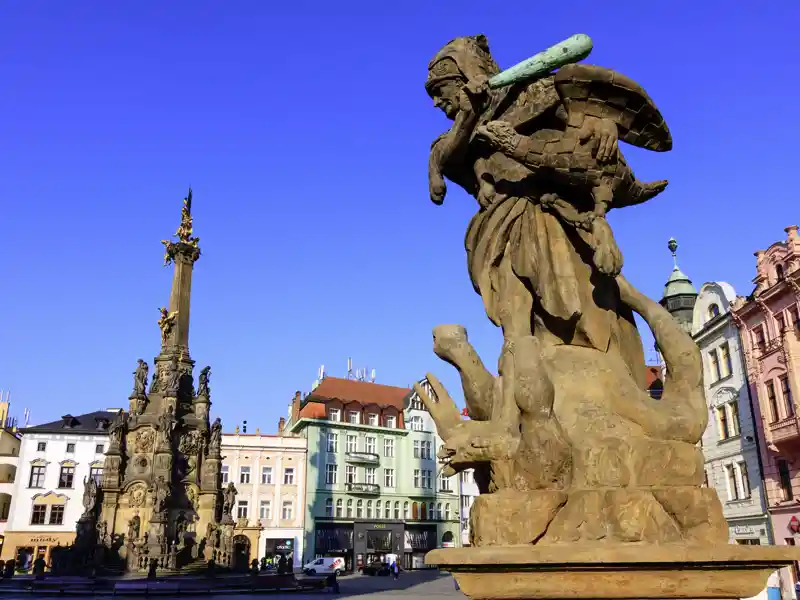 Auf unserer Studienreise durch Schlesien, Böhmen und Mähren machen wir auch halt in Olmütz (Olomouc). Der zentrale Marktplatz wird beherrscht von der mächtigen Dreifaltigkeitssäule (UNESCO-Welterbe). Ihr Studiosus-Reiseleiter kennt die Geschichte dieses bedeutenden Bauwerks.