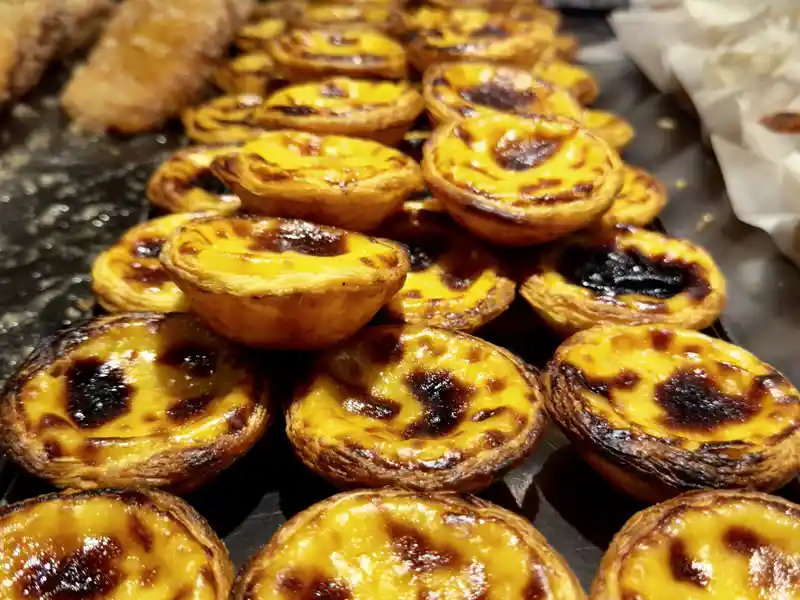 Auf unserer achttägigen Studienreise Portugal - zum Kennenlernen haben wir Gelegenheit, das portugiesische Nationalgebäck Pastéis de Nata (auch Pastéis de Belém genannt) zu probieren.