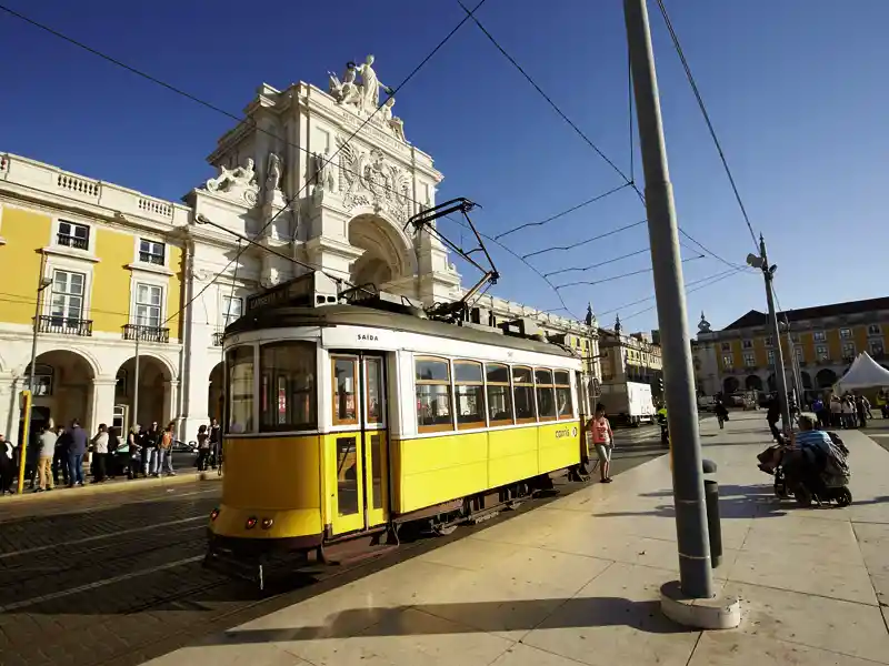 Auf unserer Studienreise Portugal - zum Kennenlernen haben wir viel freie Zeit eingebaut, damit Sie Lissabon entdecken können. Vielleicht unternehmen Sie eine Tour mit der berühmten Tramlinie 28? Die historischen Straßenbahnwagen fahren heute noch durch das Stadtzentrum und sind bei Touristen höchst beliebt.