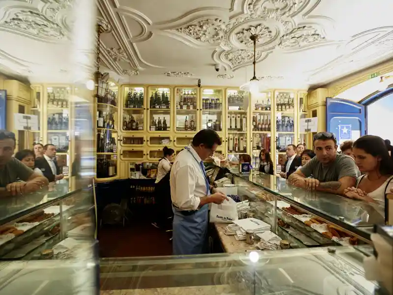 Auf unserer Studienreise Portugal - zum Kennenlernen besuchen wir auch Belém an der Mündung des Flusses Tejo. Nach Belém sind die Pastéis de Belém benannt, die in den zahlreichen Patisserien auch als Pastéis de Nata angeboten werden.