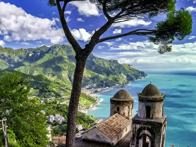 Auf unserer Studienreise an den Golf von Neapel besuchen wir auch das malerisch gelegene Ravello an der Amalfiküste in Kampanien.