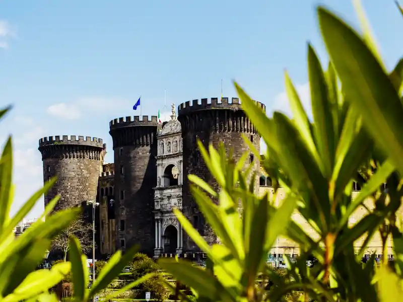 Bei unserer achttägigen Studienreise voller Impressionen an den Golf von Neapel kommen wir  in Neapel auch am majestätischen Castel Nuovo vorbei und bewundern es von außen.