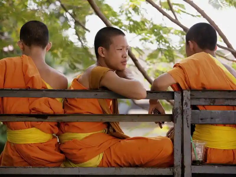 Auf unserer Rundreise durch Südthailand begegnen wir immer wieder orange gekleideten buddhistischen Mönchen.