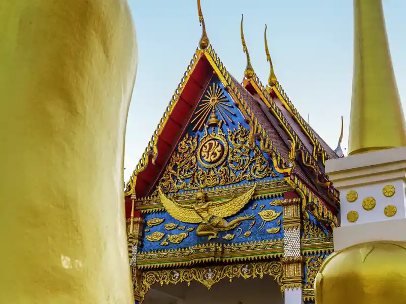 Unsere Studienreise in kleiner Gruppe mit Studiosus durch Südthailand führt auch nach Phuket, wo wir mit Wat Chalong einen der größten buddhistischen Tempel Phukets sehen.