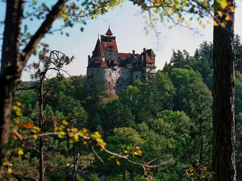 Auf unserer Reise nach Siebenbürgen besuchen wir das Schloss Bran, zu Deutsch die Törzburg, in den Karpaten. Im Film war hier Graf Dracula zu Hause.