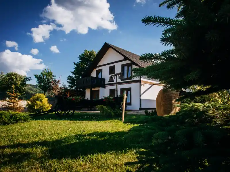 Das Besondere an den Studienreisen in kleinen Gruppen sind die Unterkünfte. Hier in Rumänien das gemütliche Gästehaus La Roata in der Bukowina.