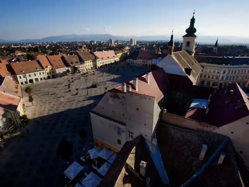 Auf unserer Rundreise durch Siebenbürgen besuchen wir Hermannstadt (Sibiu), übernachten zweimal dort und sehen zwischen mächtigen Mauerringen Patrizierhäuser, Pfarrkirche und eine Lügenbrücke.