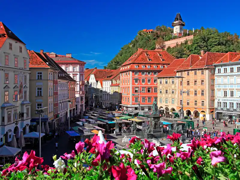 Unsere Genussreise durch Slowenien und die Steiermark beenden wir in Graz, wo uns die schöne Altstadt und der Schlossberg erwarten.