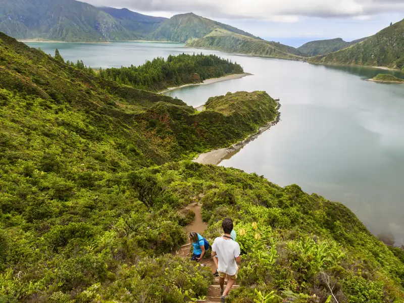 Bei der Reise auf den Azoren wandern wir mit Panoramablick auf den Kratersee Lagoa do Fogo umgeben von Bergen.