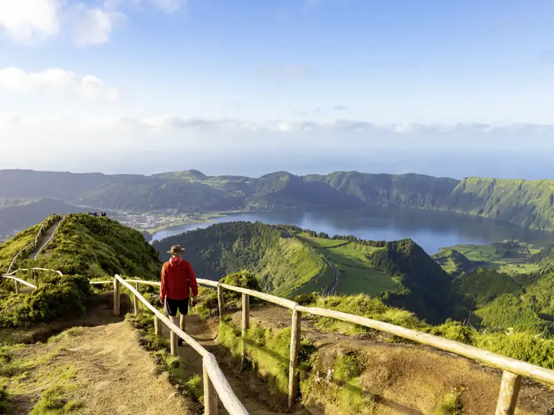 Bei der Reise auf den Azoren wandern wir, mit atemberaubenden Panoramablicke auf Meer und Berge, auf der Insel Sao Miguel.