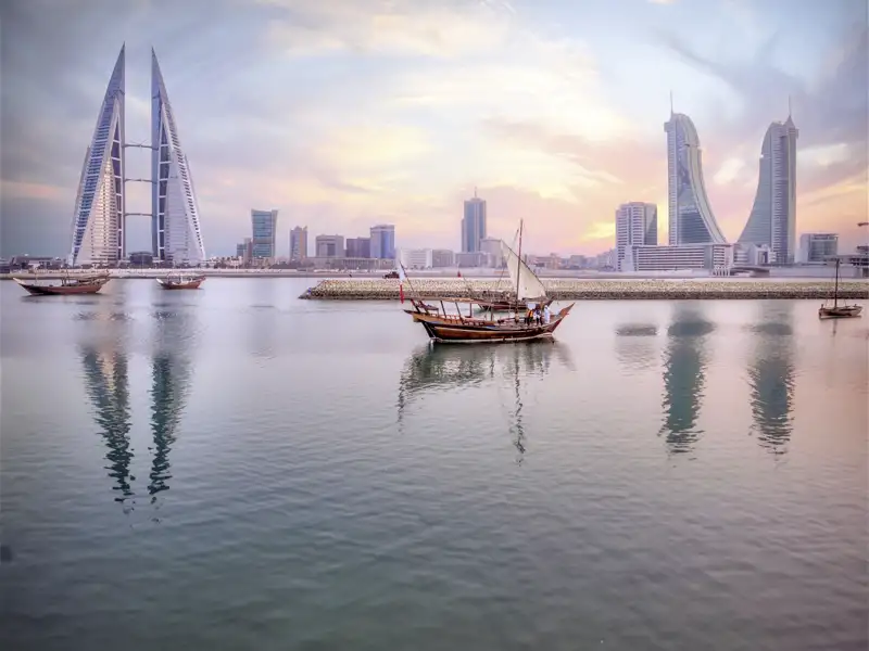 Bei unserer Reise treffen wir uns Abends zum gemeinsamen Spaziergang in der modernen Bahrain Bay, wo wir die Skyline von Manama und die ikonischen Türme des World Trade Centers bestaunen.