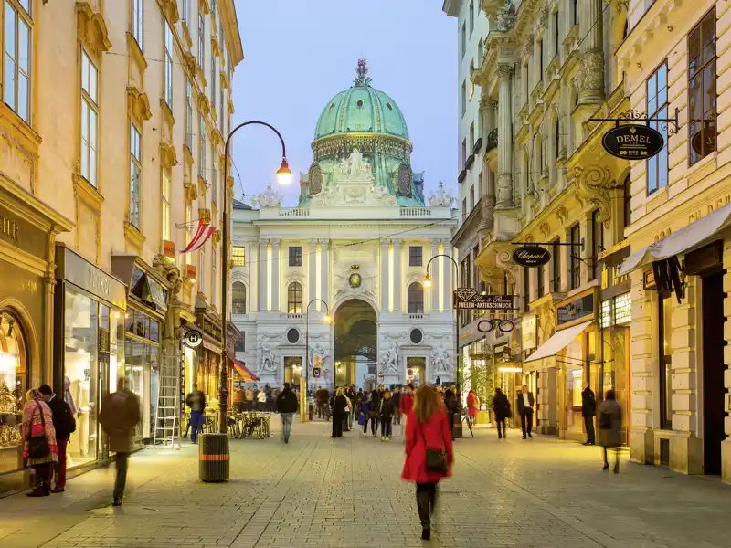 Entdecken Sie auf dieser CityLights-Städtereise die österreichische Hauptstadt Wien. Die vornehme Einkaufsmeile Kohlmarkt führt direkt zur Hofburg.