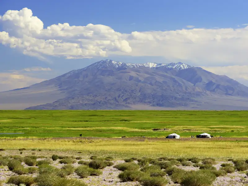 Bei Ihrere Reise durch die Mongolei übernachten Sie in vielen Jurtencamps mit Panoramablick.