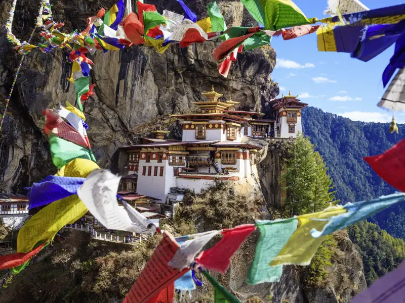 Bei Ihrer Reise durch Bhutan entdecken Sie das Tigernestkloster, dass hoch über dem Tal liegt. Der Legende nach erreichte Guru Rimponche das Kloster auf dem Rücken einer Tigerin, wir legen die Strecke zu Fuß zurück.