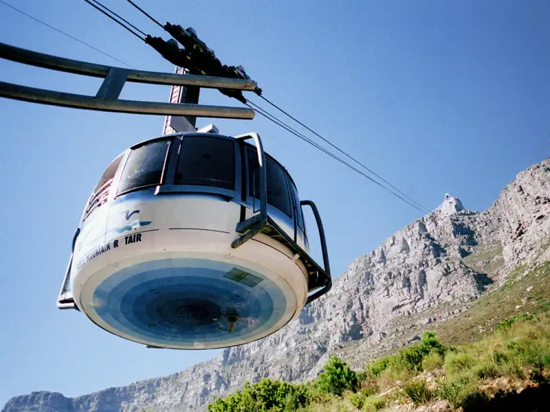 Eine Rundreise durch Südafrika bietet Tag für Tag unvergessliche Eindrücke, etwa einen Ausflug mit der Seilbahn auf den Tafelberg hoch über Kapstadt.