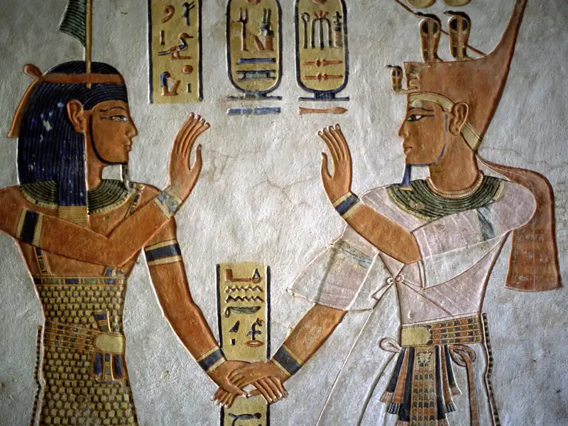 Auf Ihrer 14-tägigen Kreuzfahrt-Studienreise nach Ägypten erwarten Sie Tempel mit beeindruckenden Wandgemälden.