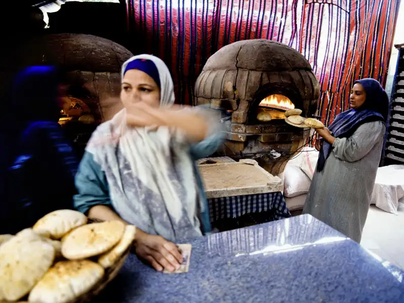 Auf unserer Kreuzfahrt-Studienreise durch Ägypten lernen wir auf Landausflügen traditionelles Handwerk kennen und kosten von Hand gebackenes Brot.