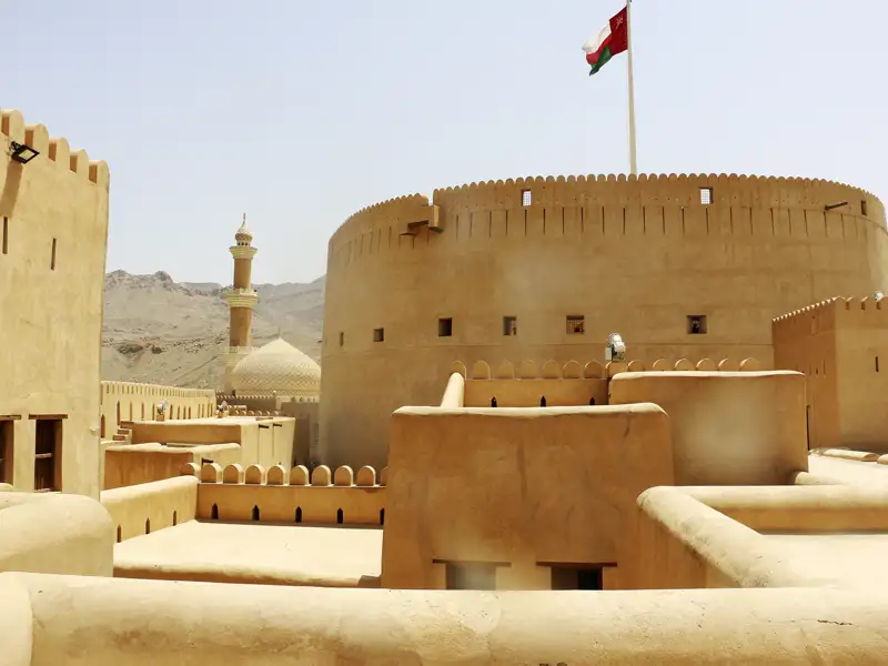 Bei unserer Studiosus-Reise in  den Oman kommen wir auch in die Oasenstadt Nizwa, deren gewaltiger Festungsbau an die wechselhafte Geschichte des Landes erinnert.