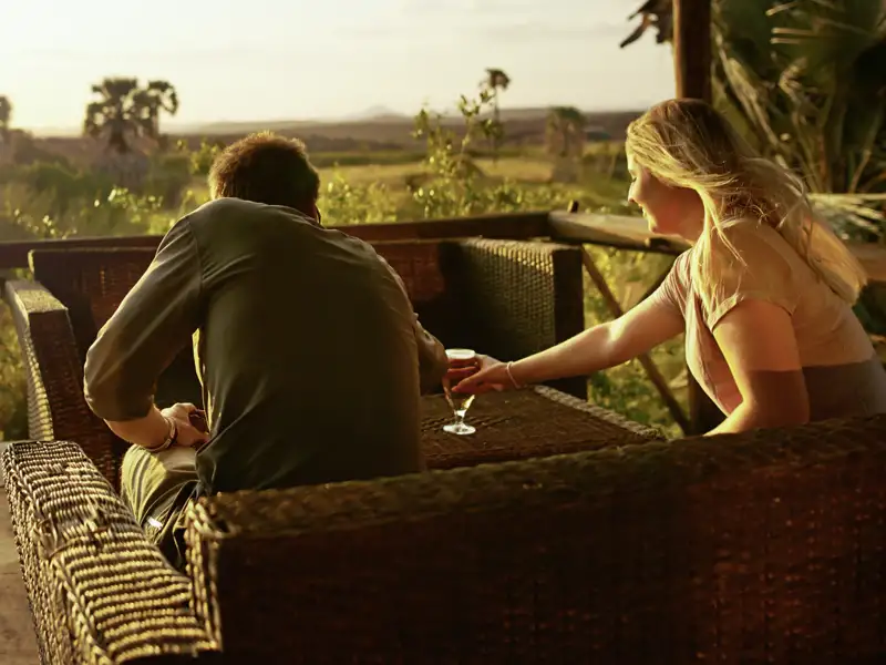 Der Sundowner gehört zu Afrika. Auch auf unserer Rundreise durch Namibia zelebrieren wir ihn in unserer kleinen Runde an schönen Orten mit Aussicht.