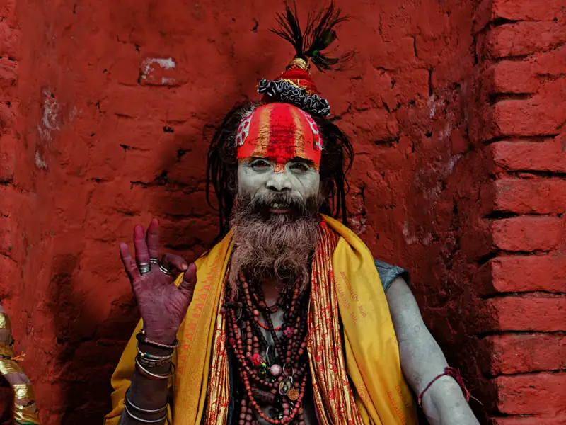 Auch Sadhus, Babas, Rishis - heilige Männer Nepals - begegnen uns auf unserer Studienreise Nepal - am Thron der Götter  im Kathmandutal. Bunte Gewänder, Halsketten und Asche im Gesicht, die Haare zu Dreadlocks verflochten, so ist ihr typisches Erscheinungsbild.