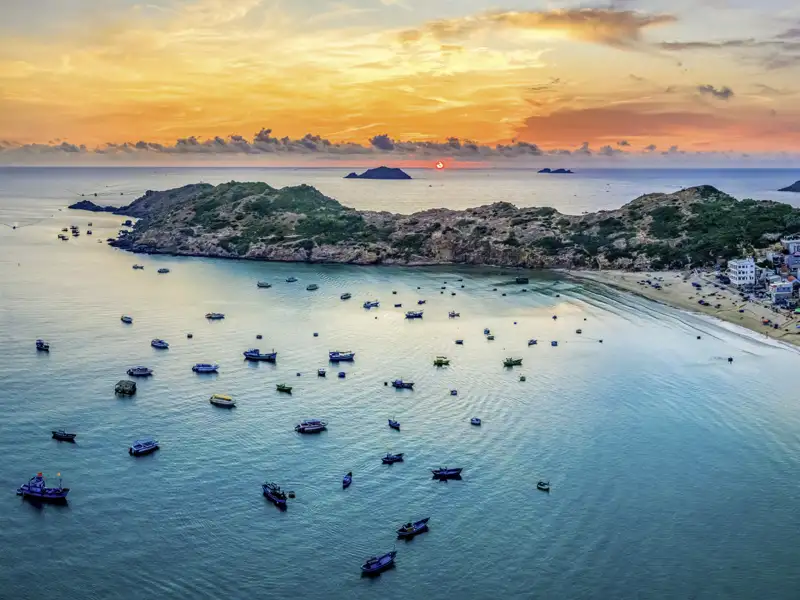 Auf usnerer Studienreise durch Vietnam machen wir Stopp in Quy Nonh und können am Strand den Sonnenuntergang sehen.