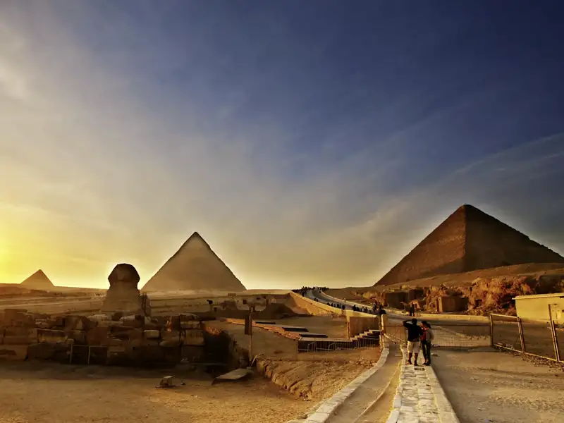 Zu unserer Reise nach Ägypten gehört der Besuch des Sphinx, der  Chefren- und der Cheopspyramide. Die untergehende Sonne taucht Landschaft und Bauten in ein eindrucksvolles Licht.