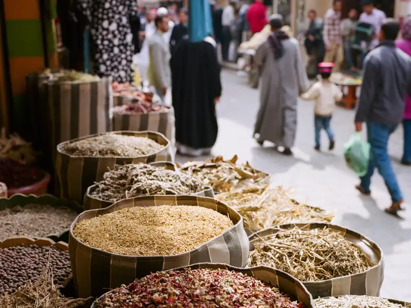 Auf dieser  klassischen Studienreise durch Ägypten besuchen wir in Kairo natürlich auch einen Basar und schnuppern an orientalischen Gewürzen.