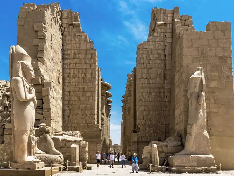 Der geheimnisvolle Tempel des Amun von Karnak ist eine der größten Tempelanlagen weltweit. Bei unserer me & more Reise für Singles und Alleinreisende durch Ägypten nehmen wir uns viel Zeit für das eindrucksvolle Labyrinth aus Säulen, Pfeilern, Obelisken und Pylonen.