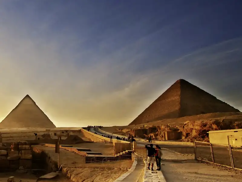 Zu unserer Reise nach Ägypten gehört der Besuch des Sphinx, der  Chefren- und der Cheopspyramide. Die untergehende Sonne taucht Landschaft und Bauten in ein eindrucksvolles Licht.