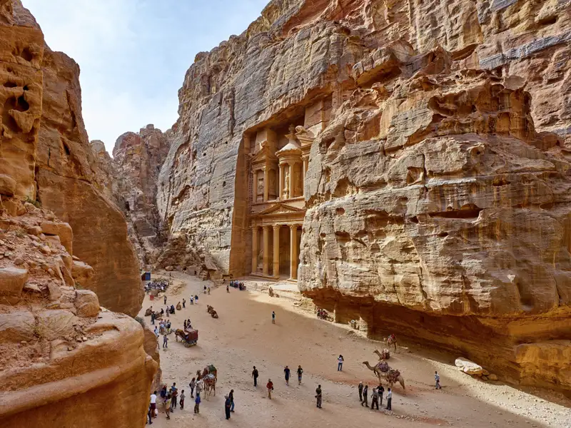 Kaum ein Sonnenstrahl dringt zu uns, wenn wir zwischen Felswänden durch den schmalen Sik gehen. Diese Schlucht ist der Zugang zur Nabatäerstadt Petra. Nach zwei Kilometern zwischen engen Canyonwänden taucht das gigantische Schatzhaus des Pharao vor uns auf. Das erwartet Sie auf unserer Rundreise durch Jordanien.