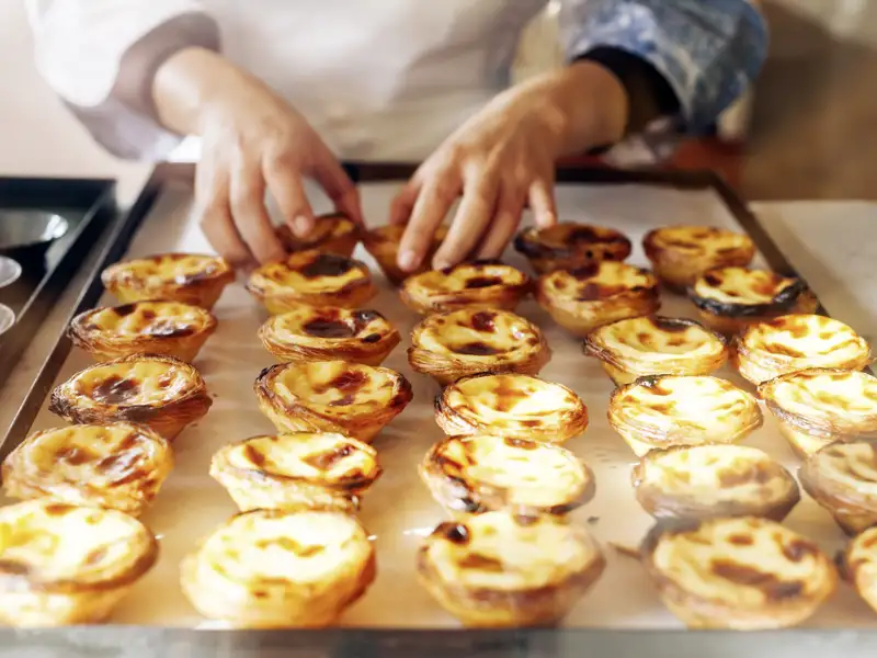 Bei der Rundreise durch Portugal bekommen wir eine Kostprobe des typisch-portugiesischen Gebäcks namens Pastel de Nata.