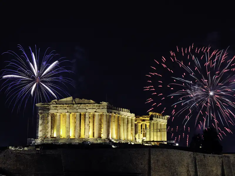 Mit einem fantastischen Feuerwerk über der Akropolis starten wir das neue Jahr in Athen