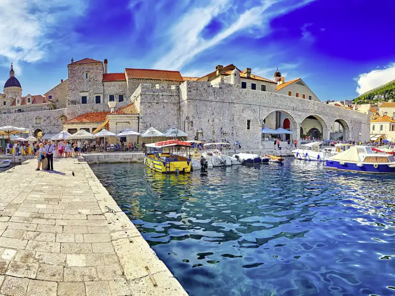 Bei Iherer Reise kommen wir heute nach Dubrovnik. Eine gewaltige Mauer umspannt die Stadt - genießen Sie Ihre Zeit in einem der vielen Straßencafés.