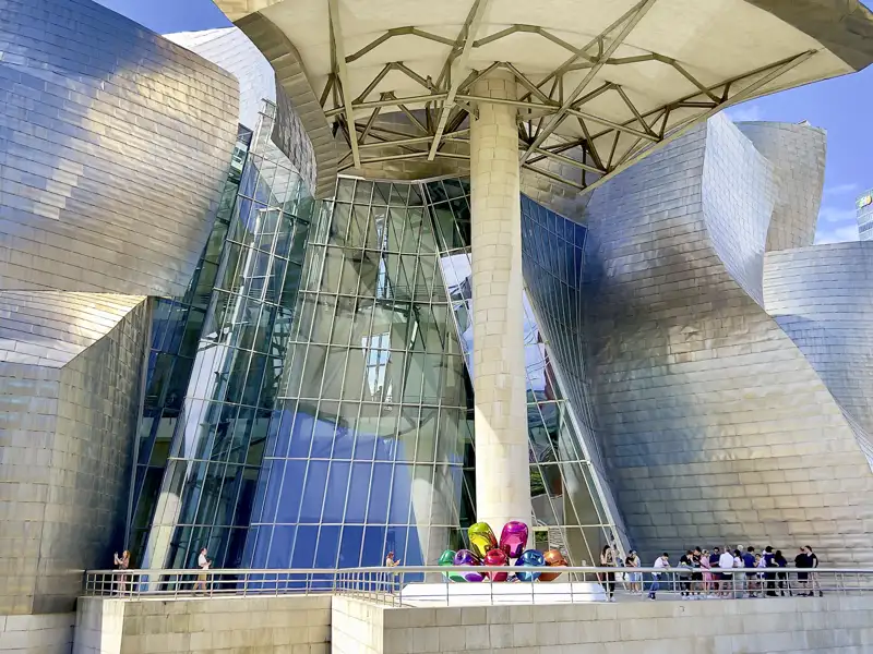 Unsere 15-tägige Wanderreise durch die Pyrenäen beginnt in Bilbao, wo ein Besuch des spektakulären Guggenheim-Museums von Stararchitekt Frank O. Gehry nicht fehlen darf.