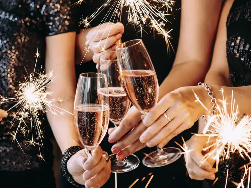Auf unserer Silvesterreise für Singles und Alleinreisende nach Dubai stoßen wir an Silvester gemeinsam auf das neue Jahr an.