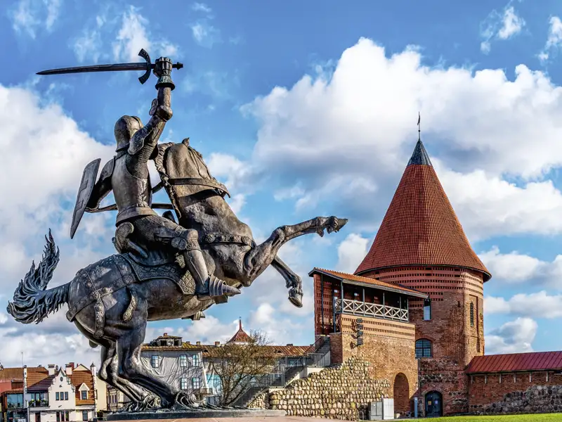 Bei Ihrer Reise durch das Baltikum machen Sie eine Stadtrundfahrt durch Tallinn: in der Oberstadt der Domberg mit Schloss, Alexander-Newski-Kathedrale sowie unzähligen Palästen, in denen einst die Ritter residierten; unten die engen Gassen der Altstadt, die fast komplett von einer Stadtmauer mit wehrhaften Türmen umschlossen werden.