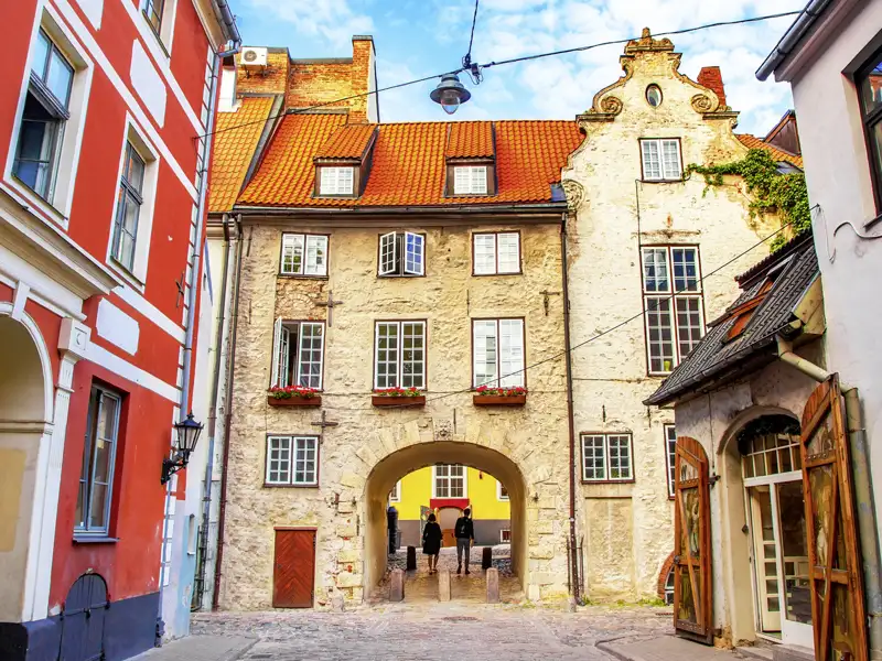 Bei Ihrer Reise durch Riga erkunden wir bei einem Stadtrundgang die Altstadt - leuchtende Fassaden der Kontor-, Gilde- und Bürgerhäuser. Auch das Rigaer Schloss, der Schwedenturm, die Petrikirche und das Schwedentor sind Teil unseres Rundgangs.