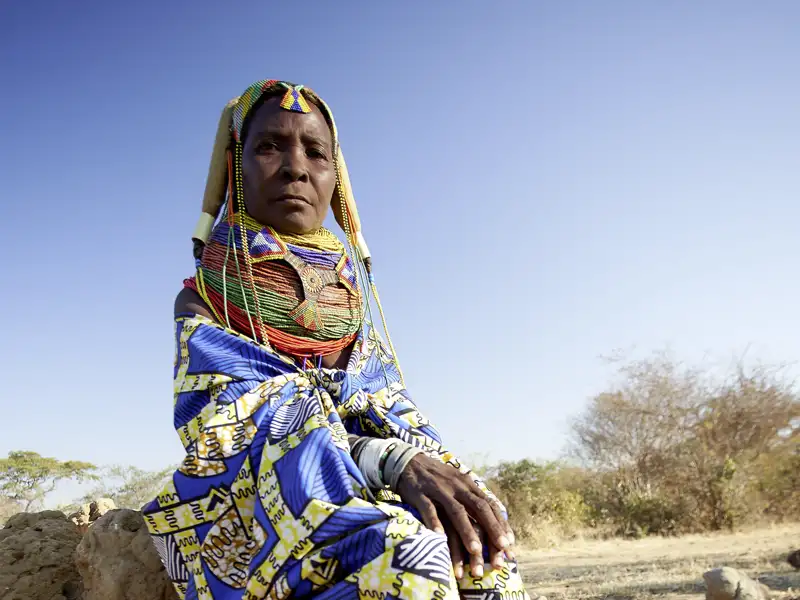 Bei unserer Rundreise in Angola besuchen wir einen Stamm der Mwila, die für ihren kunstvollen Schmuck und traditionreichen Bräuche bekannt sind.