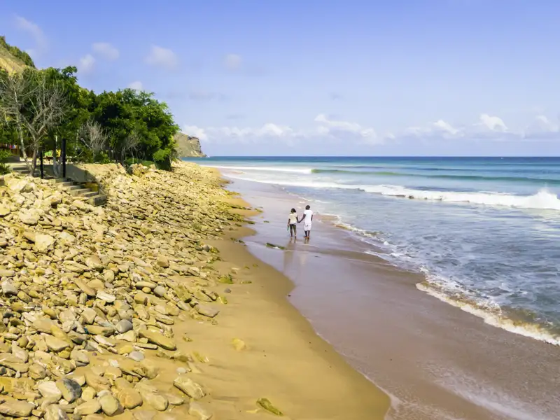 Auf Ihrer Rundreise sehen Sie immer wieder traumhafte Strandabschnitte am Atlantischen Ozean. Genießen Sie einen Strandspaziergang oder Baden Sie an einem der schönsten Strandabschnitte Angola, die Cabo-Ledo-Küste.